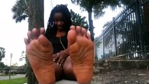 Dixie Black Girls Hot Ebony Ghetto Feet by the Roadside on tubepornebony.com