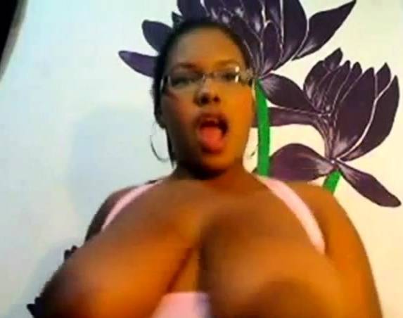 Ebony BBW Shows Her Big Tits On Cam - negrofloripa on tubepornebony.com