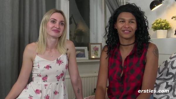 Lesbische Amateurmadels haben Sexy-Spa miteinander - Blonde and ebony in interracial lesbian sex - Germany on tubepornebony.com